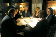 "Soko Donau", "Mord aus dem Jenseits." Oberst Dirnberger wird von einer alten Bekannten zu einer Séance eingeladen. Im Bild (v.li.): Dietrich Siegl, Dagmar Schwarz, Michael Rastl, Denise Virieux, Alexander Altomirianos, Monika Huber.