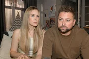 Jessica (Nina Ensmann) erkennt, dass sich John (Felix van Deventer) in seiner Rolle als alleinerziehender Vater alles abverlangt.