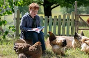 Tadeo (Kajetan Filip Simon) hält Wache bei seinem Lieblingshuhn Allekto. Ein wilder Hund hat schon ein anderes Huhn gerissen.