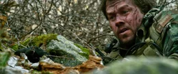 Umzingelt von mehr als 250 bewaffneten und angriffslustigen Taliban m&uuml;ssen sich Marcus Luttrell (Mark Wahlberg) und seine drei Kameraden auf einen m&ouml;rderischen Kampf einstellen, bei dem sie nur geringe Chancen haben, zu &uuml;berleben ...