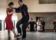 "Soko Kitzb&uuml;hel", "La Mordida." Hannes und Gr&auml;fin Sch&ouml;nberg m&ouml;chten ihre feurige Seite ausleben und melden sich beim Workshop "Tango en el Tirol" an. Dort werden sie Zeugen wie die mehrfachen Staatsmeister G&uuml;nter und Andrea Weinzierl w&auml;hrend eines Auftritts bewusstlos zu Boden sinken - er stirbt sofort, sie &uuml;berlebt den offensichtlichen Giftanschlag und muss auf die Intensivstation. Der Veranstalter Arnold Brix muss dem Team der SOKO Rede und Antwort stehen. Auff&auml;llig sind au&szlig;erdem Robert Gessler und Lenka Kolenova, die sich als ernstzunehmende Konkurrenten der Weinzierls herausstellen. Im Bild (v.li.): Katja Kaiser (Andrea Weinzierl), Alex Zaglmaier (G&uuml;nther Weinzierl), Marcel Mohab (Robert Gessler).