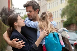 Endlich n&auml;hert sich Werner (Steffen Groth) seiner Tochter Julia (Julia Hartmann, li.) und Enkelin Zora (Laura & Tamara Graser) wieder an.