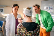 Dr. Neiss (Patrick Kalupa, r.) ist begeistert vom Ergebnis der Operation an Mimis (Lea Freund, M.) Nase, die er mit der Hilfe von Dr. Birol (Idil &Uuml;ner, l.) wieder hergestellt hat.