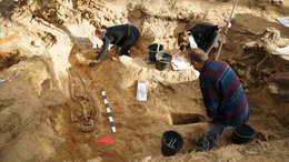 Grabung in Bad Belzig: Auf der ehemaligen Richtst&auml;tte in Bad Belzig gehen Arch&auml;ologen auf Spurensuche. Viele Mythen ranken sich bis heute um ehemalige Henkerspl&auml;tze und Galgenh&uuml;gel. Richtplatzarch&auml;ologen versuchen Fakten von Fiktion zu trennen. Mit detektivischem Sp&uuml;rsinn lassen die Forscher Schicksale von Verurteilten auferstehen, die l&auml;ngst begraben schienen.