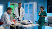 Dr. Ina Schulte (Isabell Gerschke) und Dr. Philipp Brentano (Thomas Koch) haben gerade erfahren, dass Sarah Marquardt und Philipps Frau Arzu mit einer Hochschwangeren im Fahrstuhl stecken geblieben sind.
