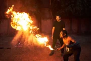 Feuer-Ramesh demonstriert David Blaine das Spucken eines Feuerballs.
