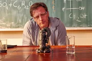 Stefan Vollmer (Hendrik Duryn) macht im Chemieuntericht das "Kackhaufen-Experiment".