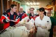 Dr. Haase (Fabian Harloff, l.) übergibt Dr. Jonas (Gerit Kling, r.) den Sprayer Lukas (Komparse), der beim nächtlichen Sprayen im Betriebswerk der U-Bahn von einem Stromschlag lebensbedrohlich verletzt wurde.