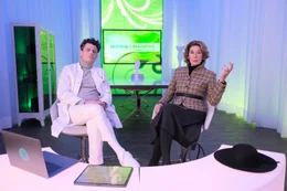 Stella (Adele Neuhauser) m&ouml;chte eine Rundumoptimierung. Arthur (Manuel Rubey) versucht es ihr auszureden.