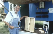 Peter (Peter Lustig) baut einen Fledermaus-Nistkasten vor seinem Bauwagen. Peter (Peter Lustig) baut einen Fledermaus-Nistkasten vor seinem Bauwagen.