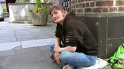 Die 38-jährige Carola versucht mit Betteln etwas Geld zu bekommen. Die 38-jährige Carola versucht mit Betteln etwas Geld zu bekommen.