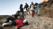 Tom (Kostja Ullmann) verungl&uuml;ckt kurz vor dem Gipfel. Simon (Ulrich Friedrich Brandhoff, 3. v. re.), Paula (Caroline Hartig) und Joseph (Bongo Mbutuma) eilen ihm zur Hilfe.
