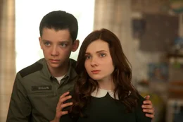 W&auml;hrend Valentine (Abigail Breslin, r.) aus dem Armee-Ausbildungsprogramm entlassen wird, weil sie sehr sensibel ist, wird ihr sch&uuml;chterner Bruder Ender (Asa Butterfield, l.) dazu auserkoren, den riskanten Pr&auml;ventivkrieg gegen die aggressiven Aliens anzuf&uuml;hren ...