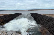 Der Ostsee soll ein wichtiger Baustein im Strukturwandel der Nach-Braunkohlezeit werden. Doch ist die Vorfreude verfrüht? An anderen Lausitzer Bergbaufolgeseen kämpfen die Anrainer mit der Wasserqualität. Denn das jetzt wieder aufsteigende Grundwasser spült Sulfate aus dem Untergrund in die Seen und lässt den ph-Wert sauer werden. Wird das Bergbau- und Sanierungsunternehmen LEAG die versprochene Wasserqualität für den Cottbuser Ostsee einlösen können? - Spreewasser flutet eine ehemalige Braunkohlegrube, die zum Cottbuser Ostsee werden soll. Der Ostsee soll ein wichtiger Baustein im Strukturwandel der Nach-Braunkohlezeit werden. Doch ist die Vorfreude verfrüht? An anderen Lausitzer Bergbaufolgeseen kämpfen die Anrainer mit der Wasserqualität. Denn das jetzt wieder aufsteigende Grundwasser spült Sulfate aus dem Untergrund in die Seen und lässt den ph-Wert sauer werden. Wird das Bergbau- und Sanierungsunternehmen LEAG die versprochene Wasserqualität für den Cottbuser Ostsee einlösen können? - Spreewasser flutet eine ehemalige Braunkohlegrube, die zum Cottbuser Ostsee werden soll.