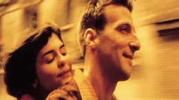 Am&eacute;lie (Audrey Tautou) und Nino, der weggeworfene Passbilder sammelt.
