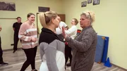 Silvia (re.) und ihre M&auml;dels machen einen Selbstverteidigungskurs. Es wird nicht mehr gekuschelt, sondern gekontert.