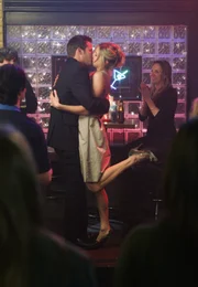 Der gro&szlig;e Moment steht bevor - alle haben sich in Elliots (Sarah Chalke, r.) Lieblingsbar versammelt, um bei ihrem gro&szlig;en Moment dabei zu sein, wenn Keith (Travis Schuldt, l.) ihr einen erneuten Heiratsantrag macht ...