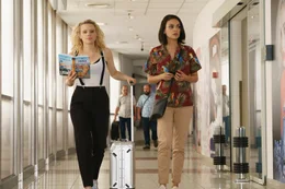 Morgan (Kate McKinnon, l.); Audrey (Mila Kunis, r.)