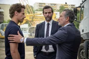 Thomas (Ioan Gruffudd, l.), und Max (Grégory Fitoussi, M.) besuchen Max‘ Vater Francis (Cosimo Fusco, r.). Der Bauunternehmer hat ihnen vor 25 Jahren dabei geholfen, ihre Tat zu vertuschen.