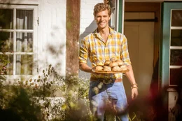 Tinas gro&szlig;er Bruder Holger (Fabian Buch) deckt den Fr&uuml;hst&uuml;ckstisch.