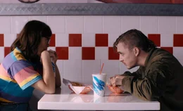 Patty (Emily Skeggs), Simon (Kyle Gallner).