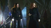 Aiden Burn (Vanessa Ferlito, l.) und Detective Stella Bonasera (Melina Kanakaredes).
