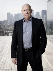 Donald Cragen (Dann Florek)