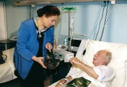 Charlotte Gauss besucht Opa Friedrich in der Klinik.