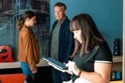 Kommissar Matti Wagner (Pierre Besson, M.) schildert seiner Kollegin Lilly Funke (Tatjana Kästel, l.) und Gerichtsmedizinerin Dr. Pilar Westphal (Yulia Yáñez Schmidt, r.), wie der Mörder in die Wohnung gelangt sein muss.