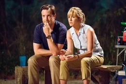 Als ihr Wohnmobil, vollgestopft mit zwei Tonnen Marihuana, den Geist aufgibt, werden die Millers (Jason Sudeikis, l., Jennifer Aniston, r.) ausgerechnet von einem Polizisten der Drogenfahndung gerettet. Jetzt hei&szlig;t es, einen k&uuml;hlen Kopf zu bewahren ...