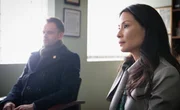 Holmes (Jonny Lee Miller, r.) wird der Mord an einer Frau vorgeworfen, die zu der Zeit ermordet wurde, als er noch seine Drogenprobleme hatte. Wird Watson (Lucy Liu, l.) ihm dabei helfen, seine Unschuld zu beweisen?