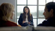 Marie (Svenja Jung, l) und Luis (Noah Saavedra) fragen eine Therapeutin (Chryssanthi Kavazi, Mitte) um Rat wegen Luis' Sexsucht.