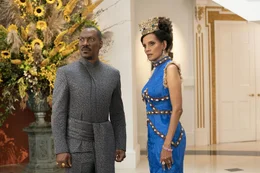 Prinz Akeem (Eddie Murphy, l.); Lisa (Shari Headley, r.)