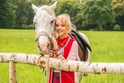 Bibi (Lina Larissa Strahl) und ihr Lieblingspferd Sabrina.