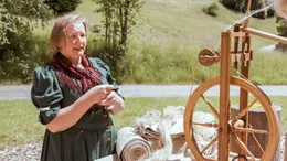 B&auml;urin Christa Hintermann bei der Leinengarn-Gewinnung.