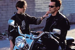 Noch ist John Connor (Edward Furlong, l.) nicht davon &uuml;berzeugt, dass der Terminator T-800 (Arnold Schwarzenegger, r.) sein Freund ist.