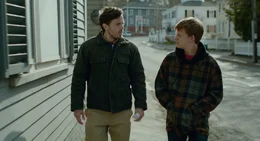 L-R: Lee Chandler (Casey Affleck), Patrick (Lucas Hedges)