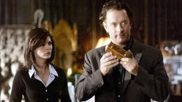 Robert Langdon (Tom Hanks) und Sophie Neveu (Audrey Tautou) entschl&uuml;sseln versteckte Botschaften in den Kunstwerken Leonardo da VincisRobert Langdon (Tom Hanks) und Sophie Neveu (Audrey Tautou) entschlĂĽsseln versteckte Botschaften in den Kunstwerken Leonardo da Vincis