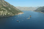 Jeden Sommer werden während einer jahrhundertealten Zeremonie namens Fasinada in Perast, Montenegro, von Booten aus Steine in die Nähe der Inselkirche Our Lady of the Rocks geworfen. Jeden Sommer werden während einer jahrhundertealten Zeremonie namens Fasinada in Perast, Montenegro, von Booten aus Steine in die Nähe der Inselkirche Our Lady of the Rocks geworfen.