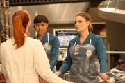 Jessica (Laura Spencer, Rückansicht), Cam (Tamara Taylor) und Brennan (Emily Deschanel, r.) untersuchen die sterblichen Überreste einer Leiche, die von einer Schlammlawine angespült wurde.