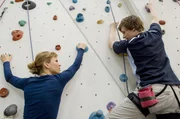 Alex (Wolke Hegenbarth) ist geschockt als sie entdeckt, dass auch ihr Bruder Basti (Frederik Hunschede) klettert. Alex (Wolke Hegenbarth) ist geschockt als sie entdeckt, dass auch ihr Bruder Basti (Frederik Hunschede) klettert.