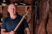 Der Kriegshammer ist im Mittelalter eine der wenigen Waffen, die dem Ritter gef&auml;hrlich werden k&ouml;nnen. Mike Loades, Experte f&uuml;r die Herstellung historischer Waffen und deren Einsatz, demonstriert den Kriegshammer in der Waffenkammer des Middelaldercentret (D&auml;nemark).