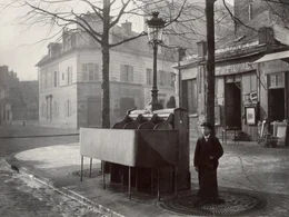 In europ&auml;ischen Gro&szlig;st&auml;dten wie Paris oder Berlin entstehen ab Mitte des 19. Jahrhunderts Pissoirs. Sinnvolle Einrichtungen, auch gegen bei&szlig;enden Geruch in den Stra&szlig;en. Vor dem Bau der Pissoirs hatten M&auml;nner, wann und wo es ihnen beliebte, in der Stadt uriniert.