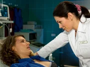 Bei der Untersuchung von Jana Kraft (Marie Rönnebeck, links) stellt Dr. Elena Eichhorn (Cheryl Shepard) neben den normalen Prellungen vom Unfall noch zwei weitere Diagnosen, von denen Jana keine Ahnung hatte. Zum einen hat Jana nur eine Niere und die andere hat eitrige Ansammlungen und zum anderen ist Jana schwanger.