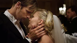 Michael (Alexander Skarsg&aring;rd) versucht seine traurige Braut (Kirsten Dunst) aufzumuntern.