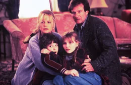 L-R: Sarah Whittle (Bonnie Hunt), Peter (Bradley Pierce), Judy (Kirsten Dunst) und Alan (Robin Williams).