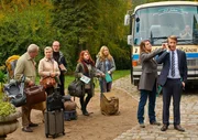Die Ankunft am Seminarort (von links nach rechts): Herbert (Walter Kreye) und seine Frau Gudrun (Jutta Speidel), Alfred (Martin Brambach), die Smartphone-s&uuml;chtige Rosa (Paula Kalenberg), Silvia (Stefanie Stappenbeck, Therapeutin (Birge Schade) und Workaholic Johann (Max von Pufendorf).