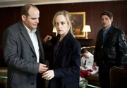 In einem Berliner Nobel-Hotel wird in einem Konferenzzimmer ein Kellner erschossen. Als Johannes Sonntag (Matthias Klimsa, l.) am Tatort eintrifft, ist Julia Klug (Friederike Kempter, M. mit Oliver Bender, r.) bereits da. Die sonst so toughe Kollegin scheint verwirrt. Sie kann sich an nichts erinnern. Ihre Waffe fehlt. Was ist hier geschehen?