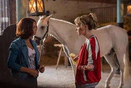 Tina (Lisa-Marie Koroll) und Bibi (Lina Larissa Strahl) und ihre Pferde haben auf der Flucht einen Stall gefunden, wo sie die Nacht verbringen.