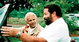 Kommissar Rizzo (Bud Spencer, r.) hat es geschafft, sich in die Schmugglerbande von Spiros (Werner Pochath) einzuschleichen